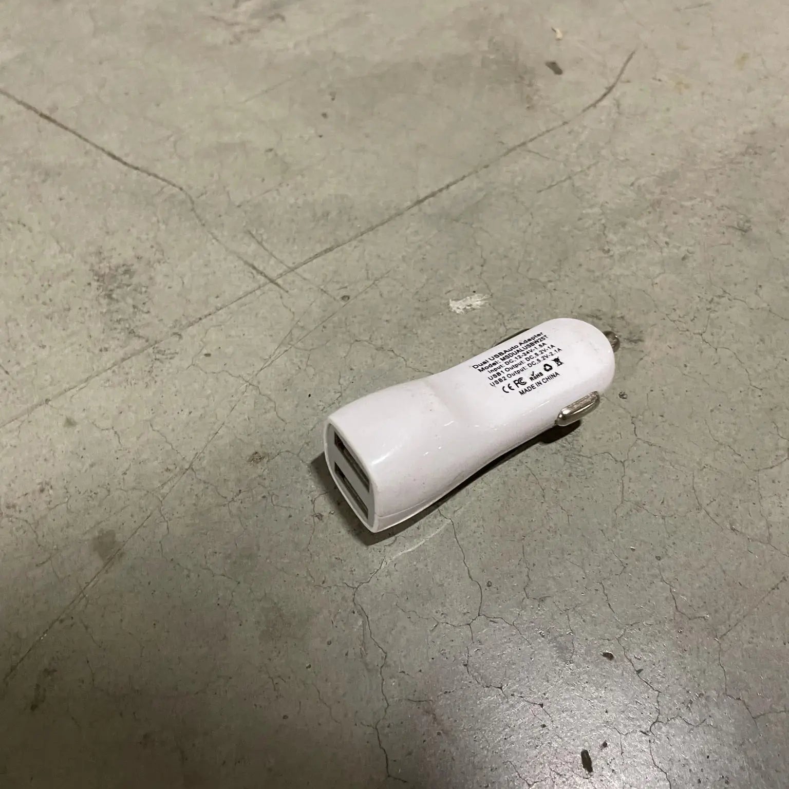 ITEM NUMBER 050069L DUAL CAR CHARGER WHITE - STORE SURPLUS NO DISPLAY 10 PIECES PER PACK STORE SURPLUS